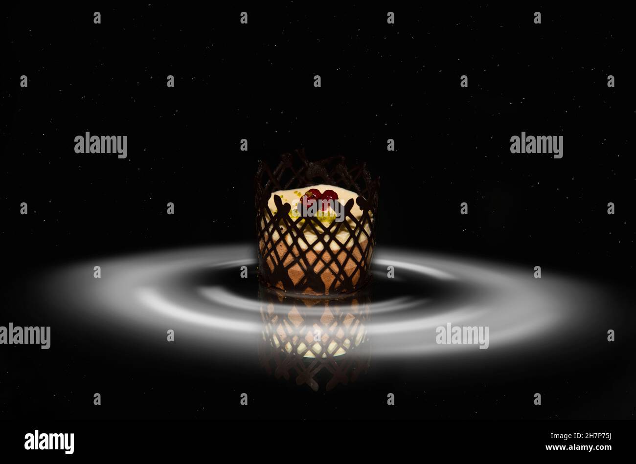 Crema al cioccolato individuale con sfondo cielo notturno con stelle Foto Stock