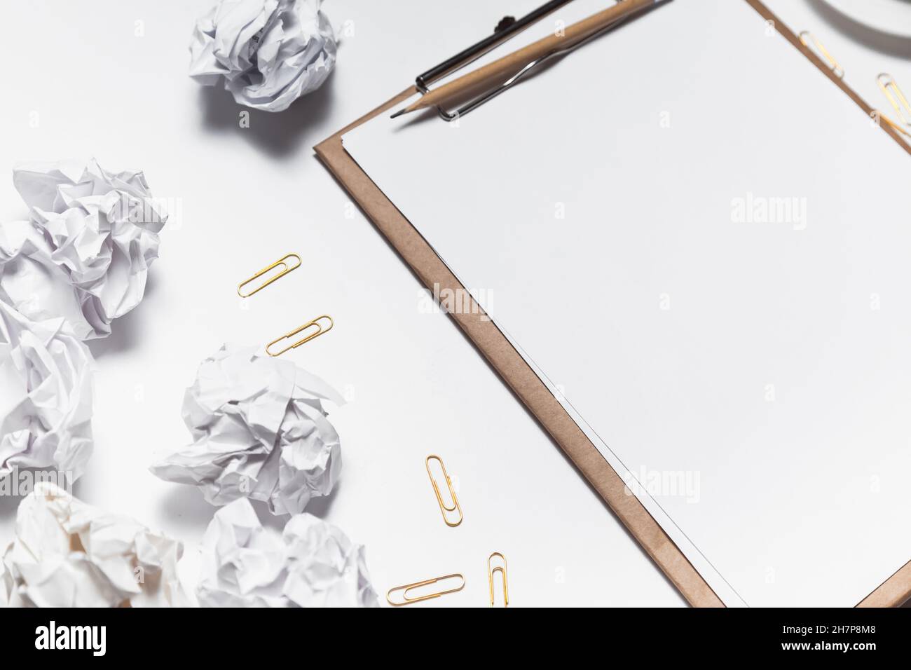 Carta sminuzzata sparsa, tazze vuote di caffè sul tavolo di un lavoratore creativo. Crisi creativa. Concetto di stress, problemi di salute mentale e mancanza di me Foto Stock