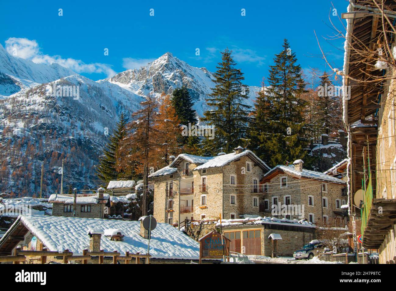 Splendido paesaggio innevato del Parco Nazionale del Gran Paradiso, vicino Torino, Piedmonte, Italia in autunno Foto Stock