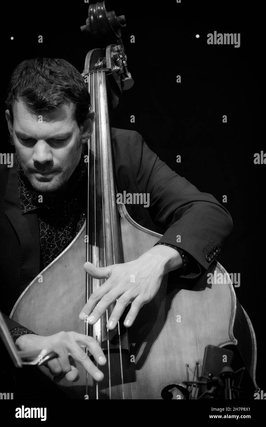 Thomas Lahns suona il contrabbasso con Vein, Scarborough Jazz Festival 2021, Regno Unito Foto Stock
