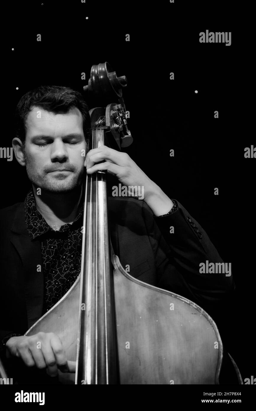 Thomas Lahns suona il contrabbasso con Vein, Scarborough Jazz Festival 2021, Regno Unito Foto Stock