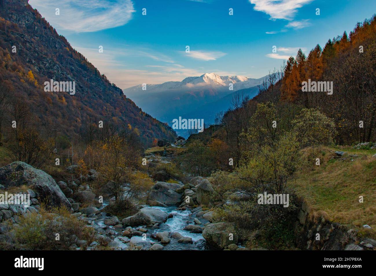 Splendido paesaggio innevato del Parco Nazionale del Gran Paradiso, vicino Torino, Piedmonte, Italia in autunno Foto Stock