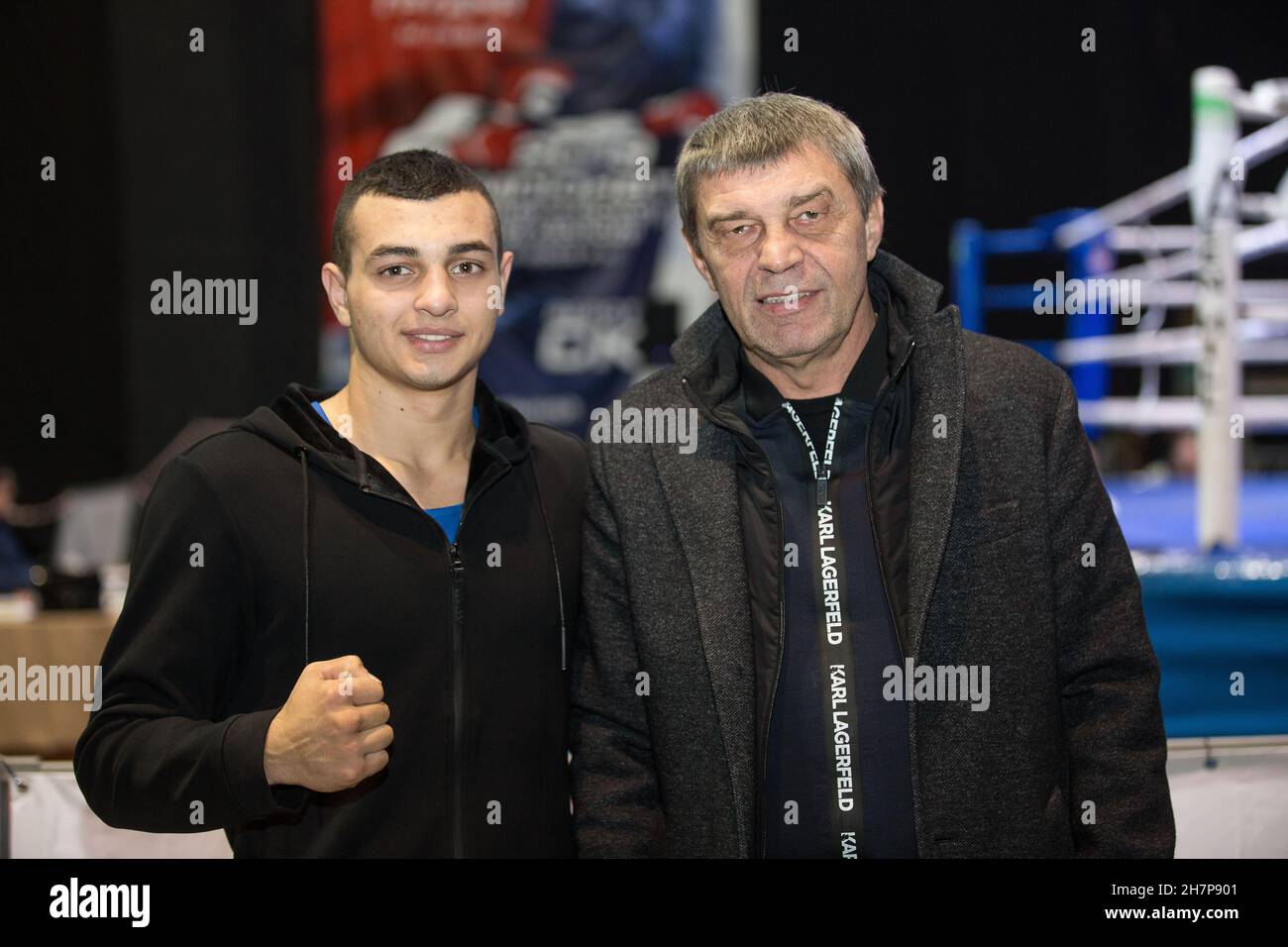 Il NUOVO campione amatoriale di peso medio dell'Ucraina (novembre 2021) Yury Zakhareyev (allora 17) al campionato nazionale dicembre 2019 con il coach della squadra giovanile Oleg Malovanyuk. Foto Stock