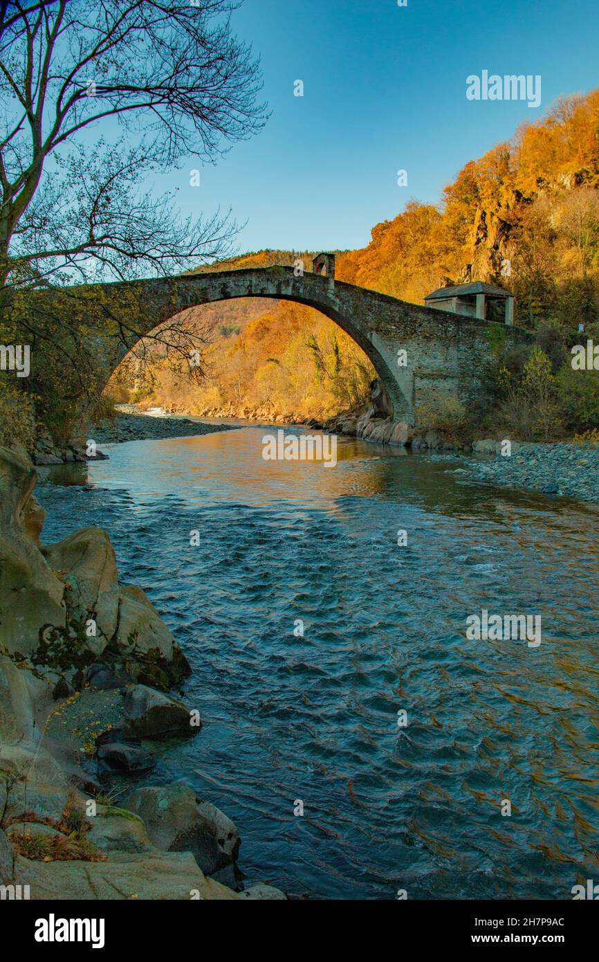 Il ponte del diavolo o Ponte del Diavolo, costruito nel 1376, si trova in una gola con pareti precipitanti scavate dal fiume Stura, Lanzo, Piedmonte, IT Foto Stock