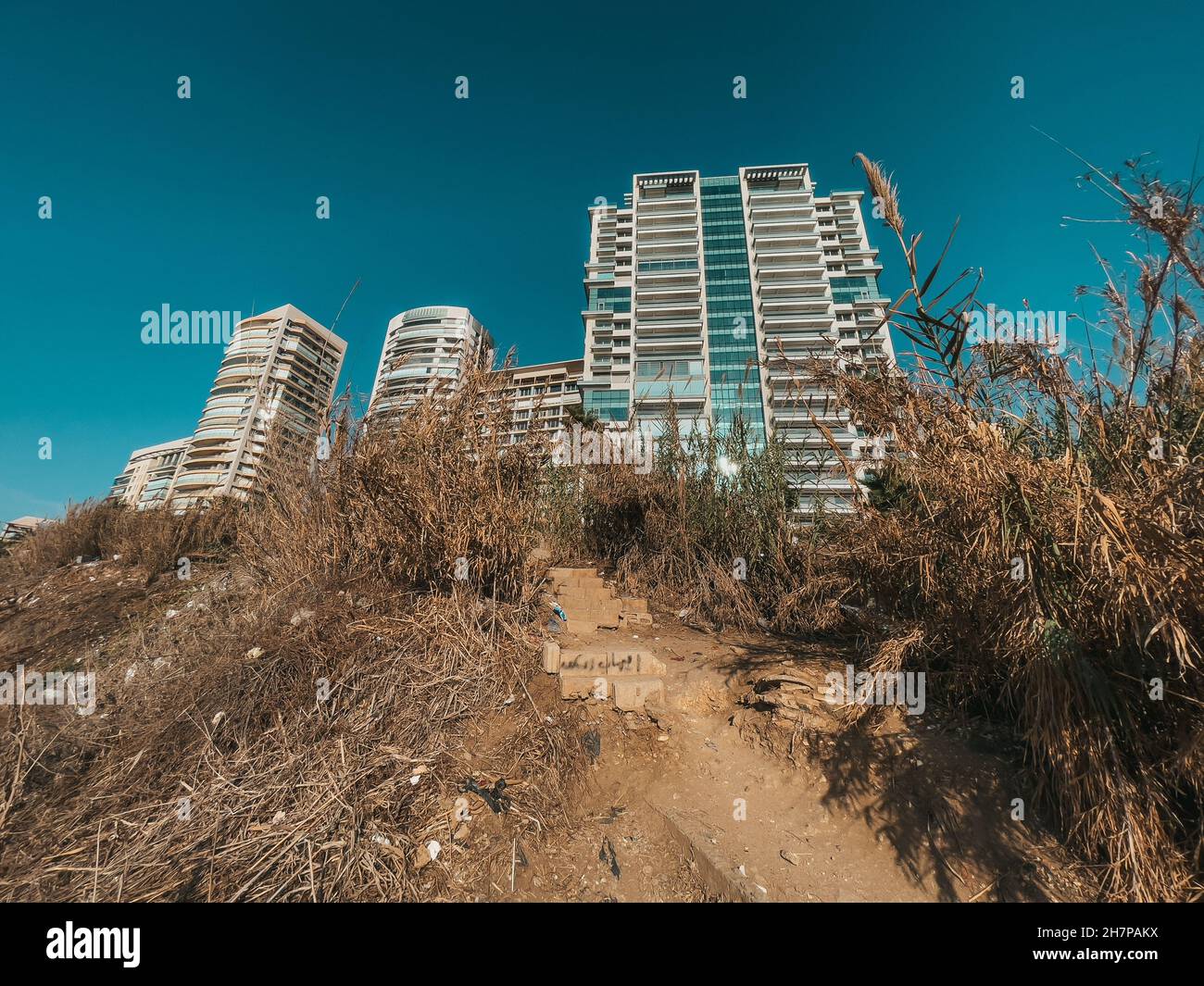 La roccia di Sabah Nassar a Raouche a Beirut, Libano, conosciuta come la roccia dei Pigeoni. Bella natura e mare. Attrazioni del Libano. Foto Stock