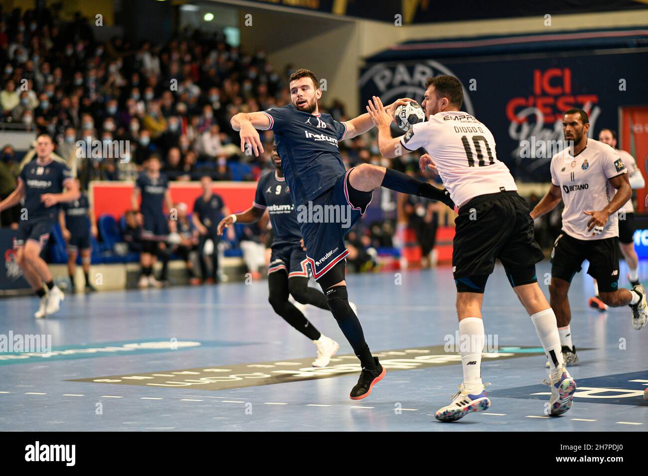 Nedim Remili del PSG durante la EHF Champions League, partita di Handball in fase di gruppo tra Parigi Saint-Germain e il FC Porto il 18 novembre 2021 a Pierr Foto Stock