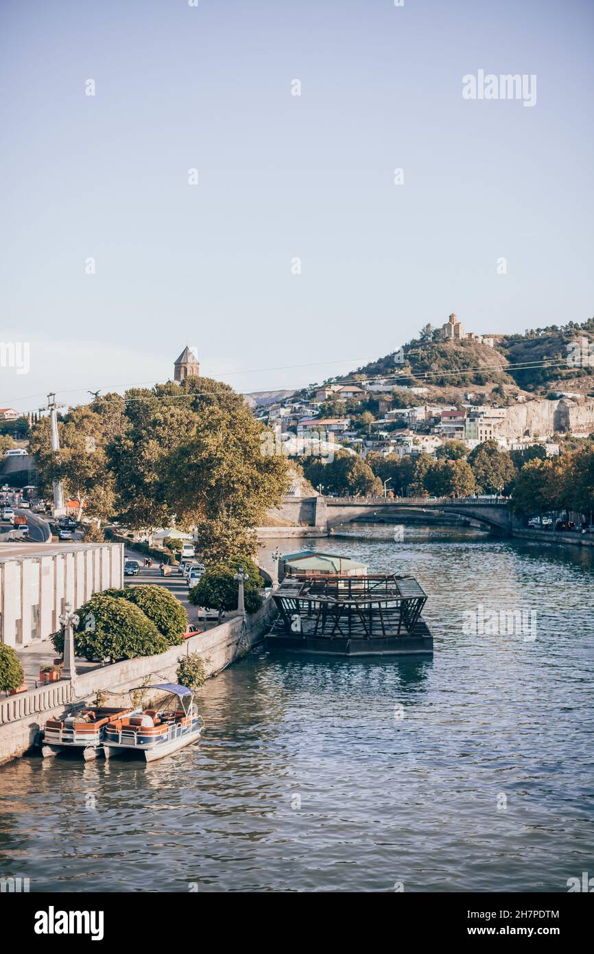 Vista panoramica del centro storico di Tbilisi. Bella passeggiata nel centro della città. Pittoresche viste sul fiume e sulla città con edifici storici. Foto Stock