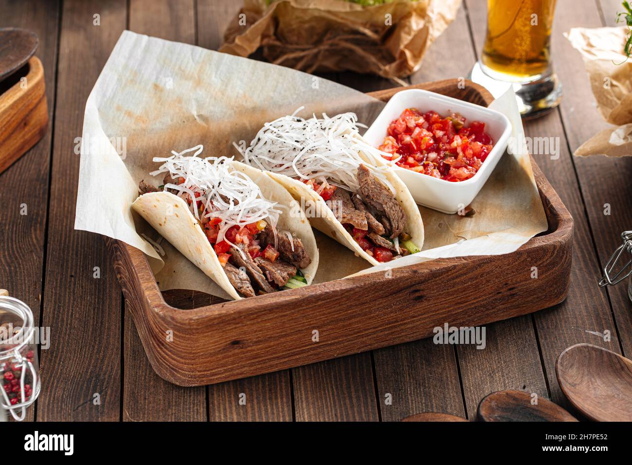 Tacos con antipasto di manzo con salsa di salsa Foto Stock