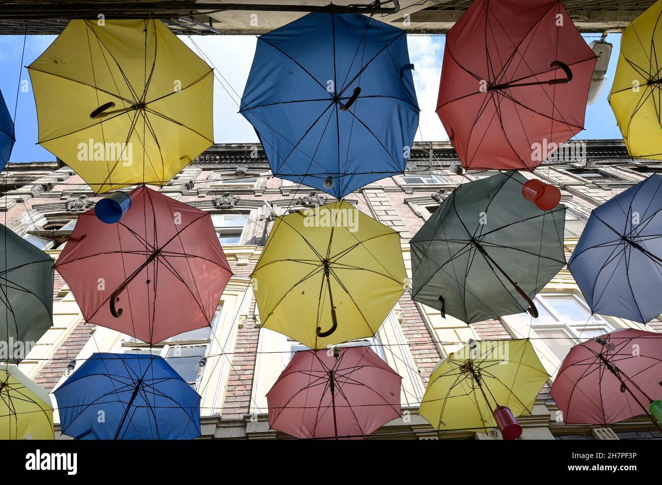 TURCHIA, Istanbul, Karaköy, decorazione ristorante con ombrelloni / Türkei, Istanbul, Stadtteil Karaköy, Ristorante Deko mit Regenschirmen Foto Stock