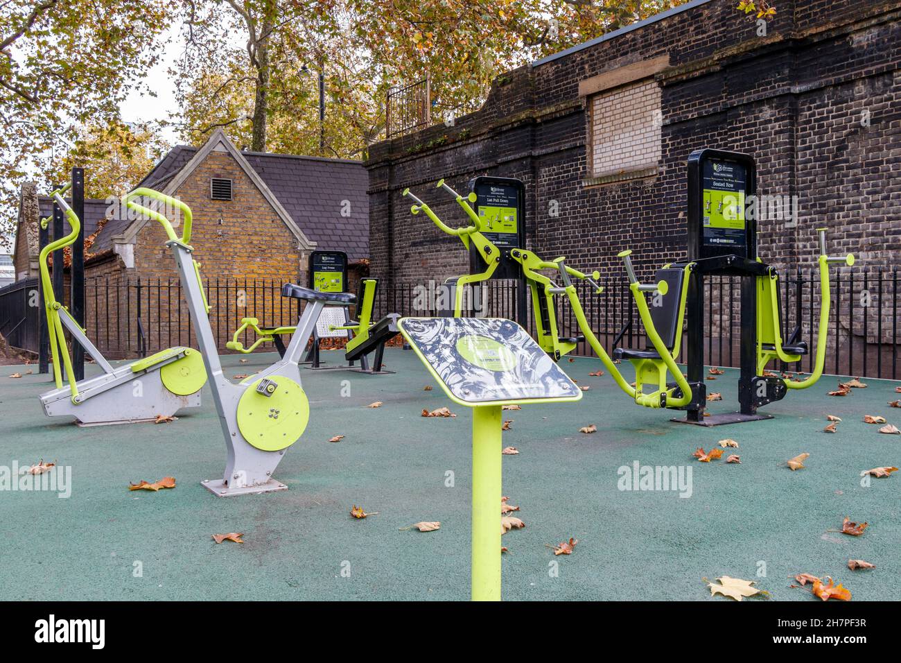 Attrezzature da palestra all'aperto nei Victoria Embankment Gardens, Londra, Regno Unito Foto Stock