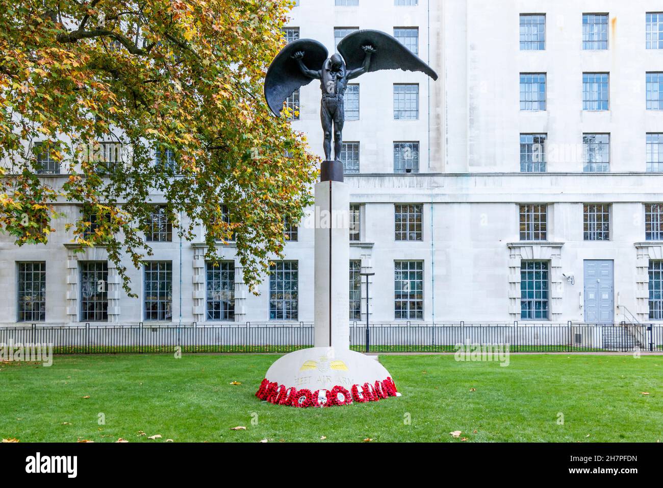 Il Fleet Air Arm Memorial, a volte noto come Daedalus, un monumento commemorativo di guerra nei Victoria Embankment Gardens, Londra, Regno Unito. Foto Stock