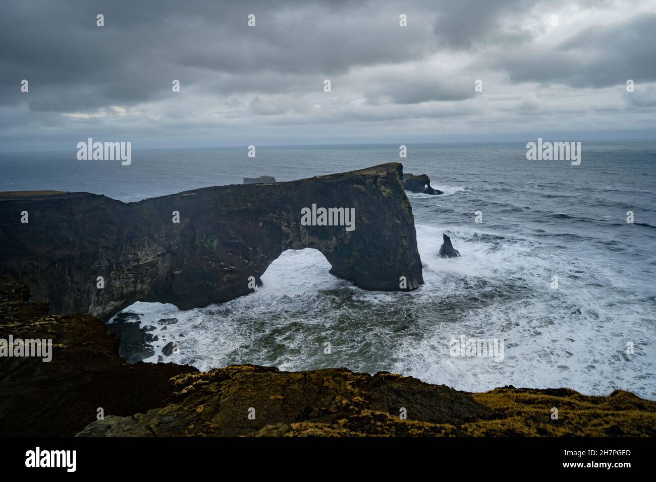 Unico arco di basalto sul capo di Dyrholaey. Riserva naturale, Islanda. Fotografia di paesaggio. Capo Dyrholaey è il punto più meridionale dell'Islanda. Foto Stock