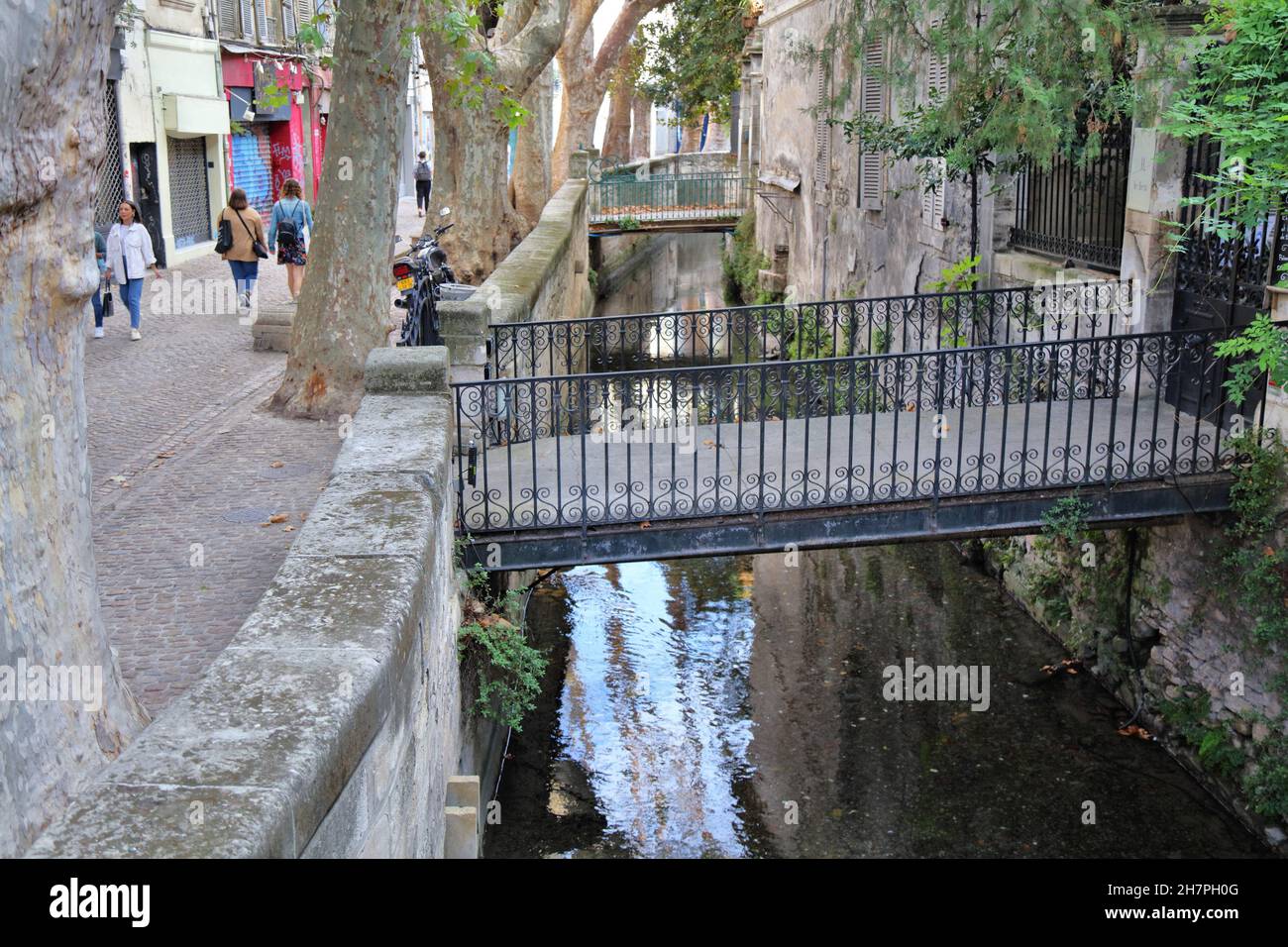 AVIGNONE, FRANCIA - 30 SETTEMBRE 2021: La gente cammina lungo la famosa strada storica Rue des Teinturiers ad Avignone, Francia. Il centro storico di Avignone è un Foto Stock