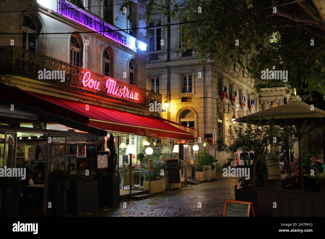 AVIGNONE, FRANCIA - 30 SETTEMBRE 2021: Serata nel centro di Avignone, Francia. Il centro storico di Avignone è un sito patrimonio dell'umanità dell'UNESCO. Foto Stock