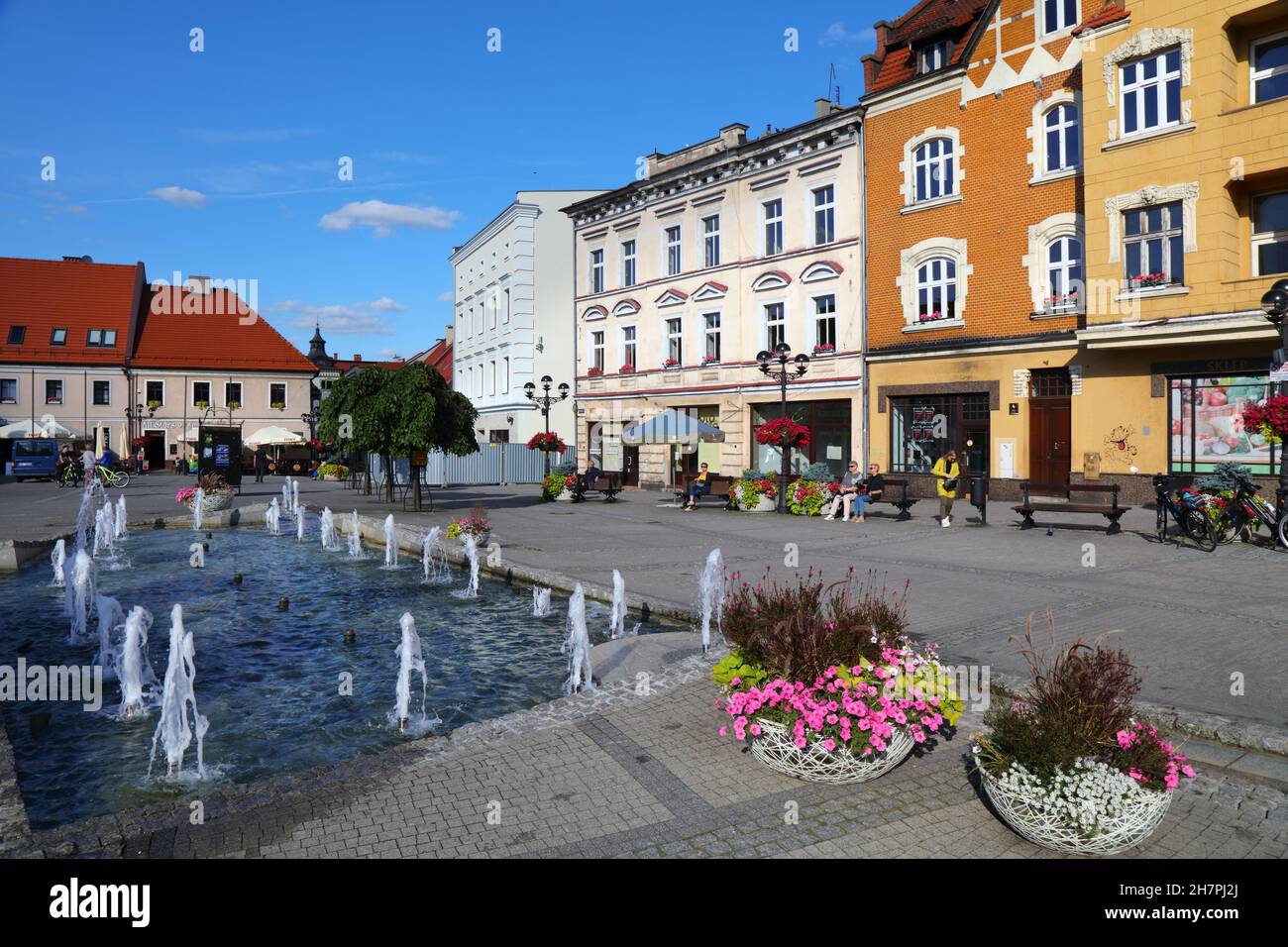 MIKOLOW, POLONIA - 5 SETTEMBRE 2021: La gente visita la piazza della città di Rynek nella città di Mikolow, Polonia. Parte della Regione industriale dell'alta Slesia. Foto Stock