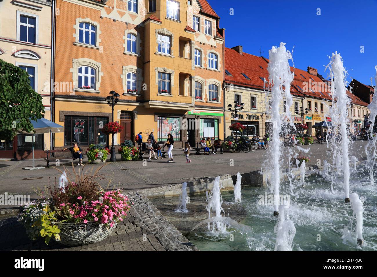 MIKOLOW, POLONIA - 5 SETTEMBRE 2021: La gente visita la piazza della città di Rynek nella città di Mikolow, Polonia. Parte della Regione industriale dell'alta Slesia. Foto Stock