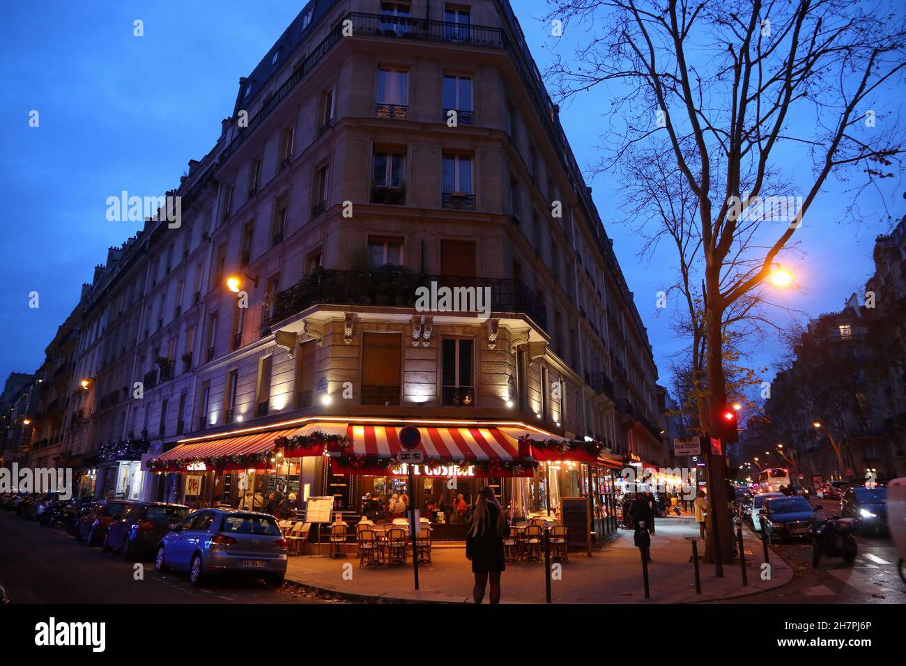 PARIGI, FRANCIA - 10 DICEMBRE 2019: La gente visita locale bistrot nel settimo arrondissement di Parigi, Francia. Parigi è la città più grande della Francia, con 12.5 km Foto Stock
