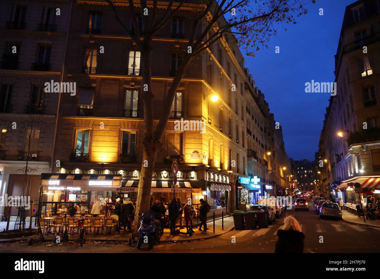 PARIGI, FRANCIA - 10 DICEMBRE 2019: La gente visita locale bistrot nel settimo arrondissement di Parigi, Francia. Parigi è la città più grande della Francia, con 12.5 km Foto Stock