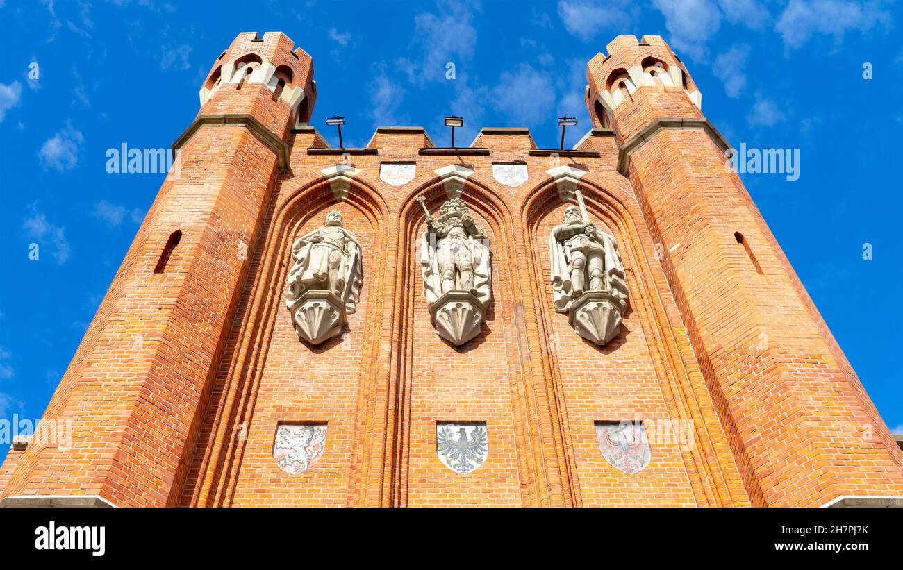 Bassorilievo e stemmi sulla facciata della porta del Re in mattoni rossi, Kaliningrad, Russia. Bassorilievi del re Otakar II di Boemia, re di Prussi Foto Stock