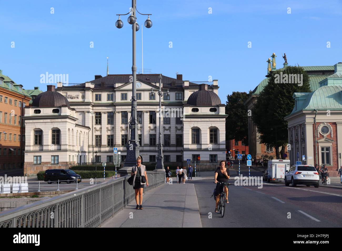 STOCCOLMA, SVEZIA - 23 AGOSTO 2018: La gente cammina vicino al Palazzo Bonde, monumento dell'epoca dell'Impero Svedese nel quartiere Gamla Stan di Stoccolma. Foto Stock