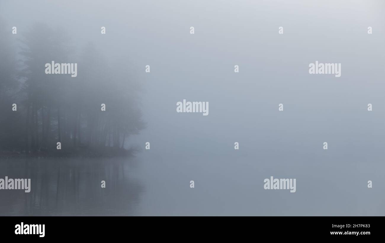 Nebbia sul lago Cobbossee, Maine Foto Stock