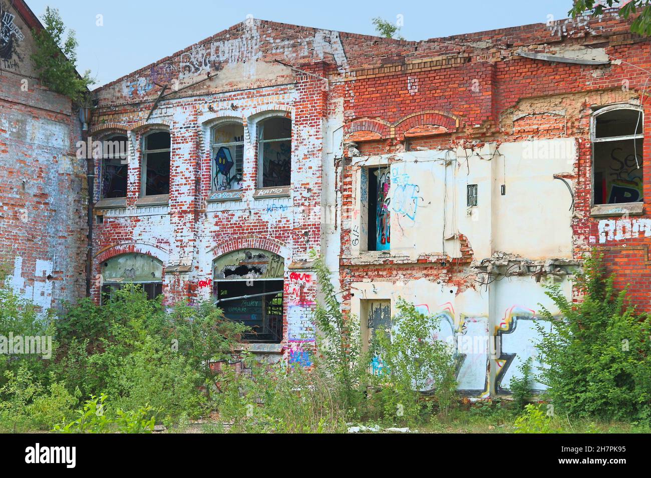 LIPSIA, GERMANIA - 9 MAGGIO 2018: Rovine industriali abbandonate nel distretto di Plagwitz a Lipsia, Germania. La città di Lipsia si trova di fronte a varie questioni relative all'ITS Foto Stock