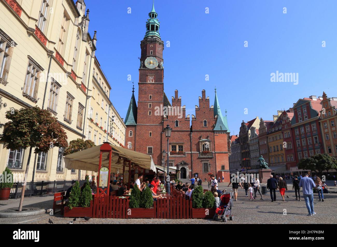 WROCLAW, POLONIA - 2 SETTEMBRE 2018: La gente visita la piazza principale (Rynek) a Wroclaw, Polonia. Wroclaw Rynek è una delle piazze più grandi d'Europa. Foto Stock