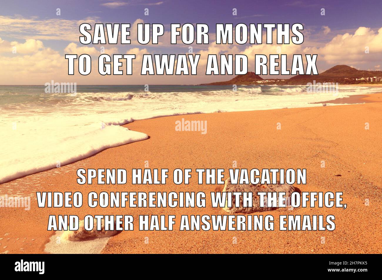 Vacanza vs lavoro stress meme divertente per la condivisione dei social media. Videoconferenze in ufficio e relax - appunti sul posto di lavoro. Foto Stock