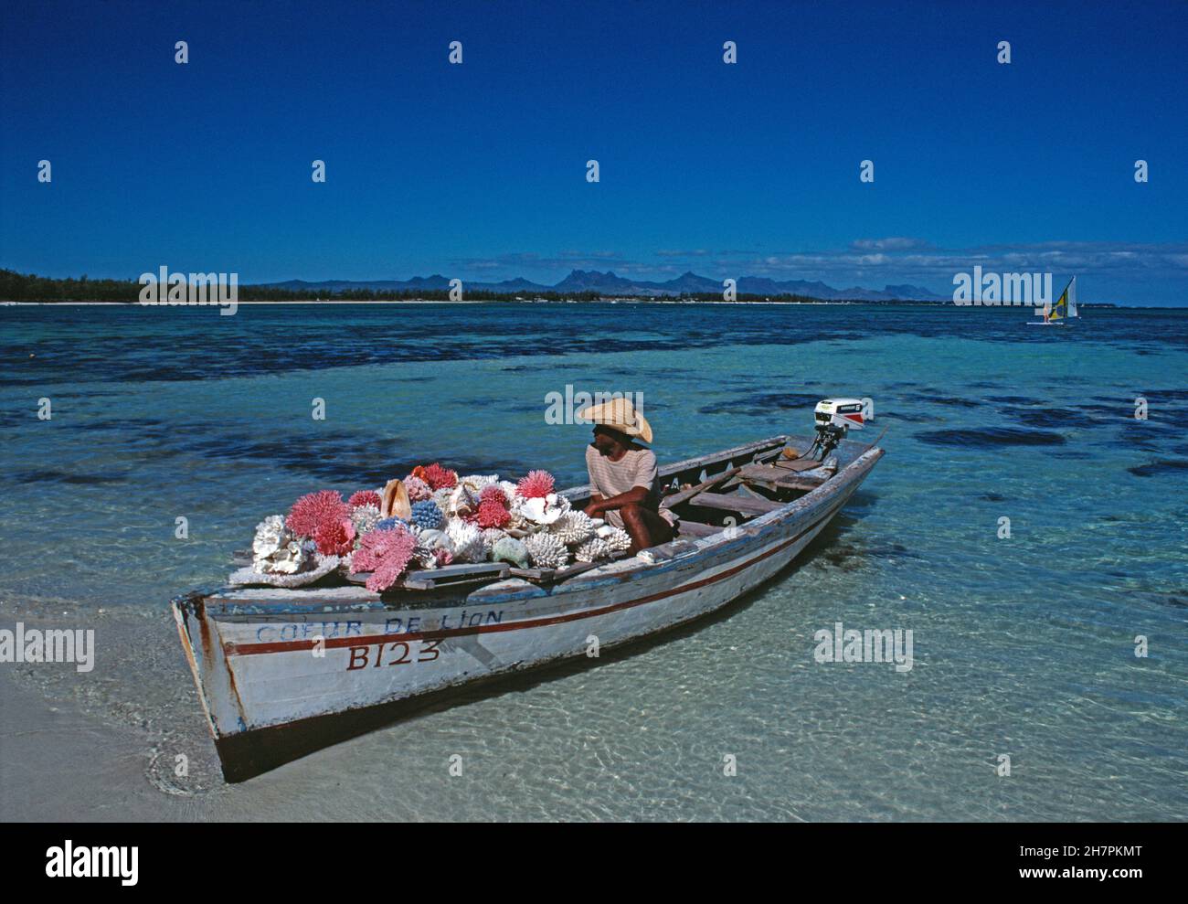 Mauritius. Uomo locale. Venditore di corallo nella sua barca. Foto Stock