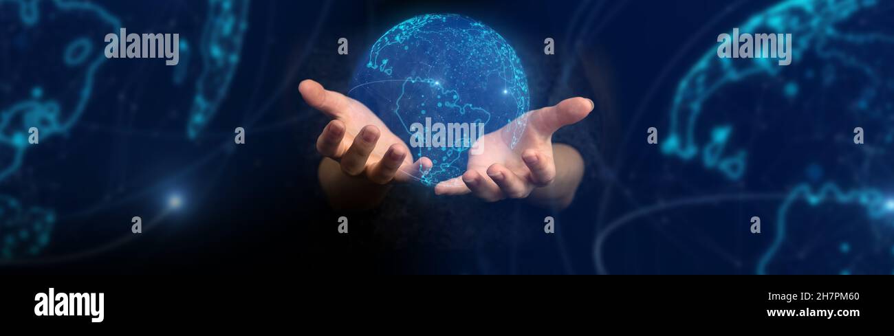 Mani con il mondo digitale. Concetto di banner universo metaverse. Trasformazione digitale su Internet, prossima generazione di social media, business dell'era della tecnologia Foto Stock