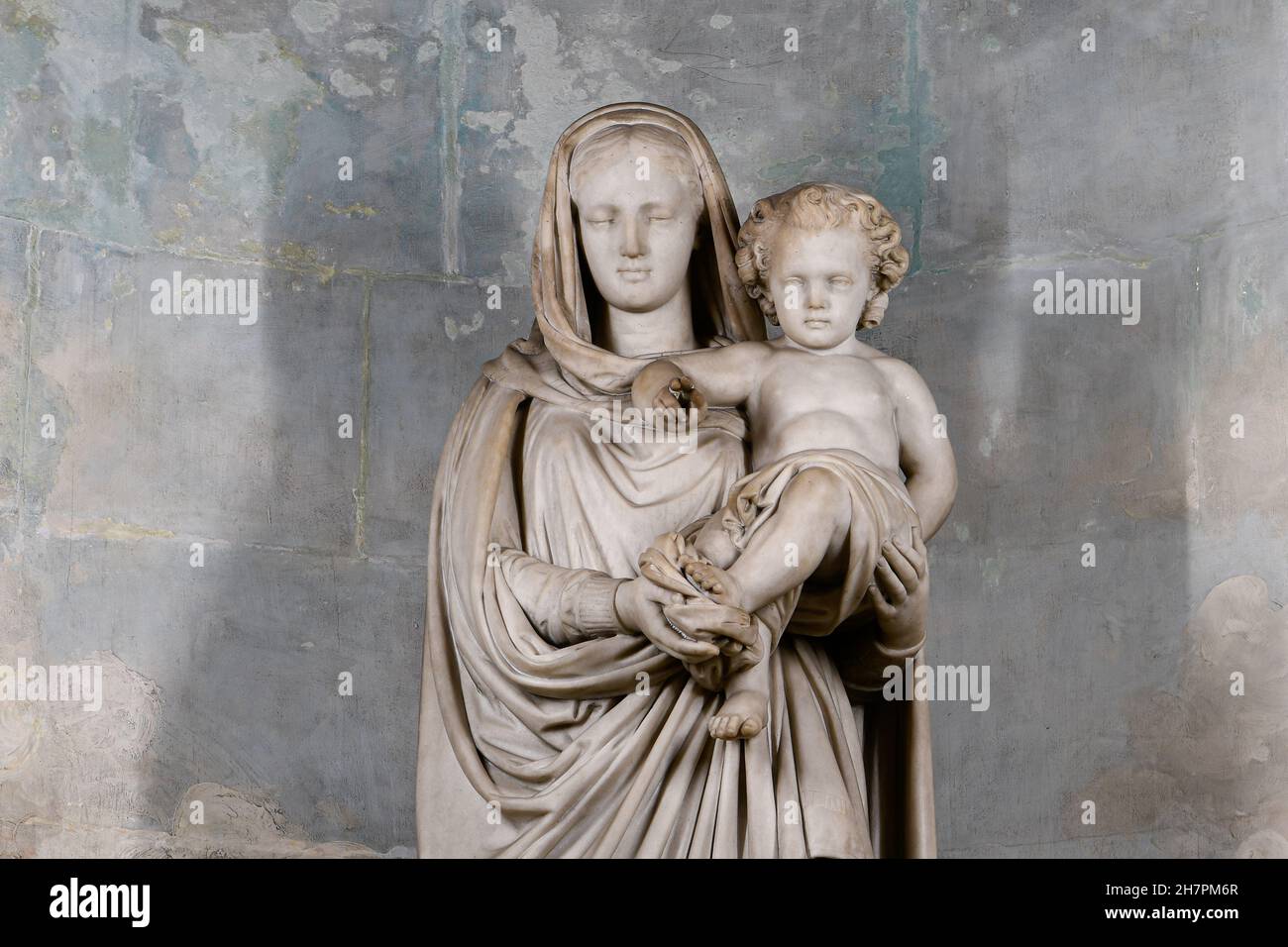 Statua della Vergine Maria e del suo bambino Gesù Cristo nella chiesa 'Saint-Nicolas-du-Chardonnet' nel 5 ° arrondissement di Parigi, Francia. Foto Stock