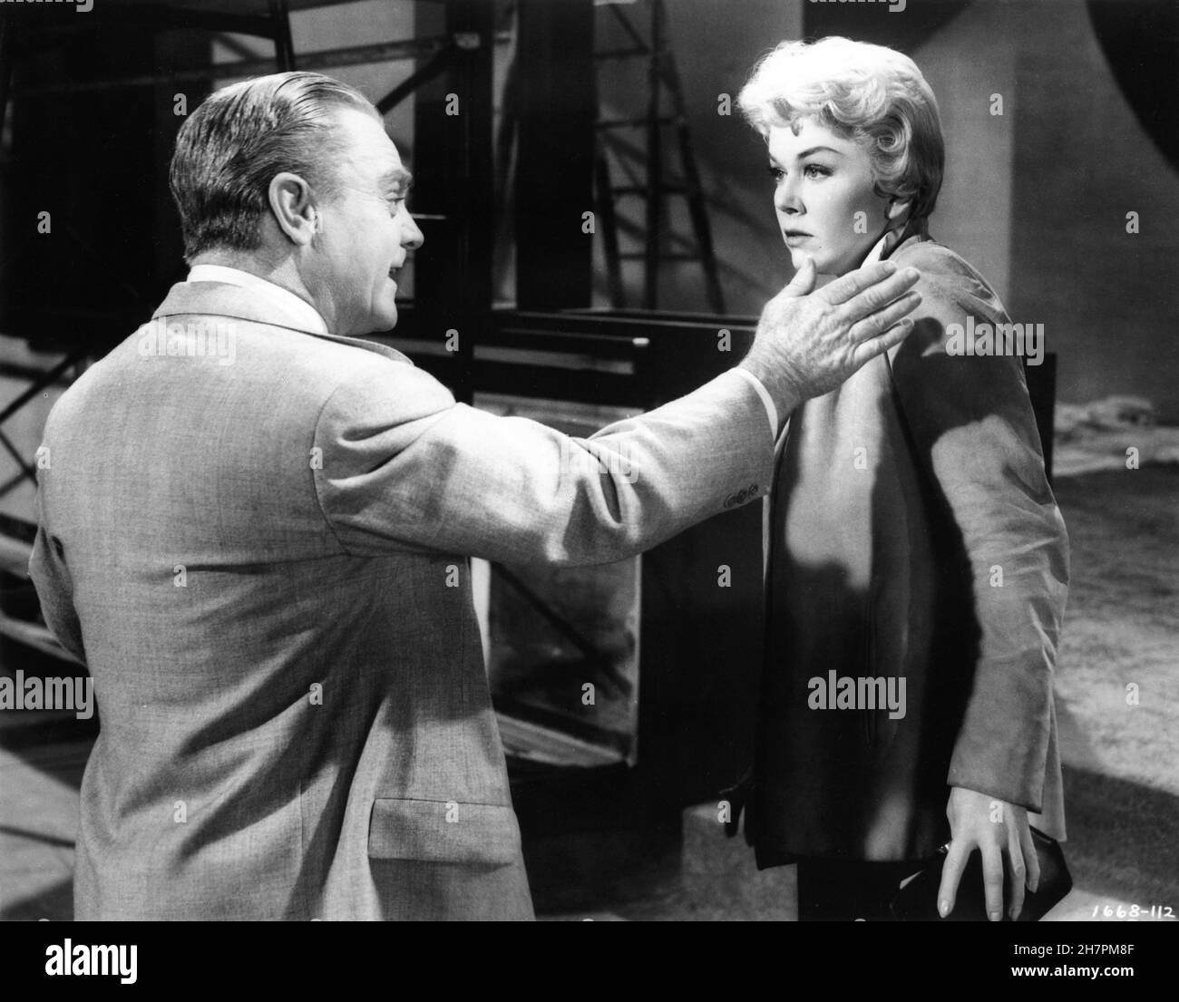JAMES CAGNEY come gangster Marty Snyder e DORIS GIORNO come Ruth Etting IN AMORE ME O LASCIARE ME 1955 regista CHARLES VIDOR Costume design Helen Rose produttore Joe Pasternak Metro Goldwyn Mayer Foto Stock
