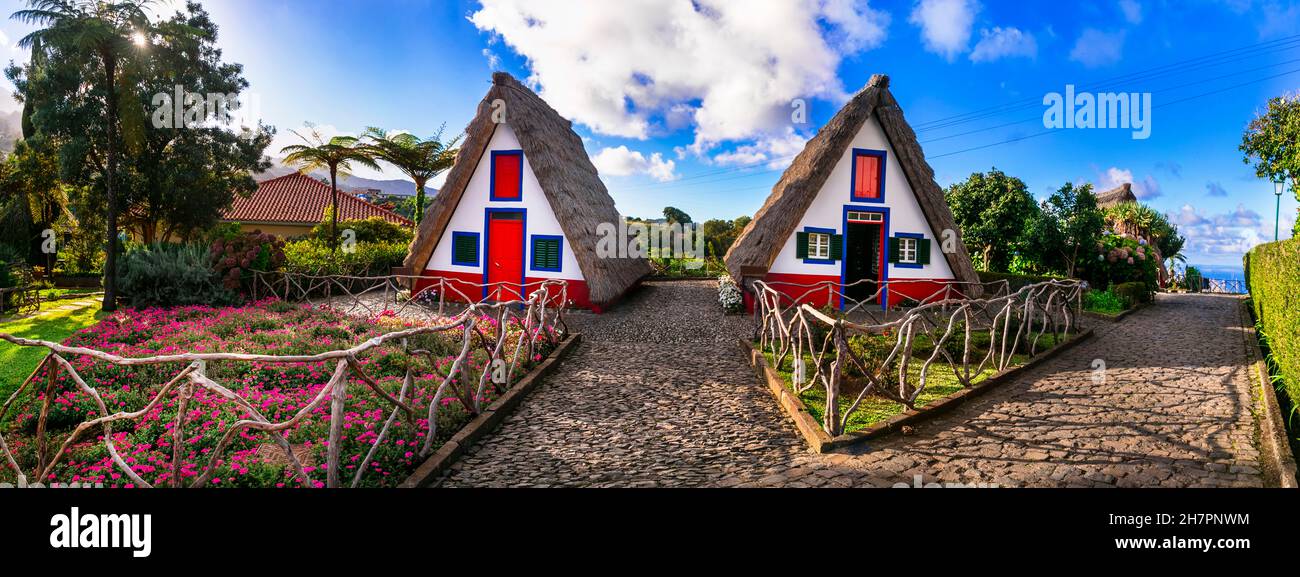 Viaggio sull'isola di Madeira e monumenti. Affascinanti case colorate tradizionali con tetti di paglia nella città di Santana, attrazione turistica popolare in Portogallo Foto Stock