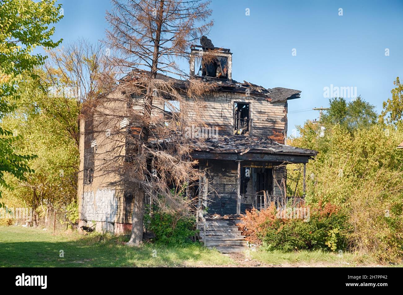 Una casa bruciata nel quartiere di Highland Park di Detroit mostra la luce urbana che colpisce la città. Foto Stock
