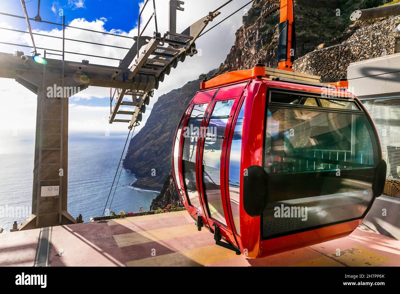 Sky Road - funivia di montagna Cabo Girao, attrazione turistica popolare e bellissimo paesaggio in isola di Madeira Foto Stock
