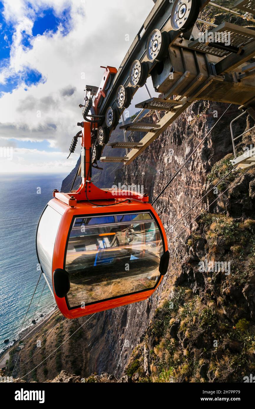 Strada dal cielo alla spiaggia - funivia di montagna Cabo Girao, popolare attrazione turistica e bellissimo paesaggio in isola di Madeira Foto Stock