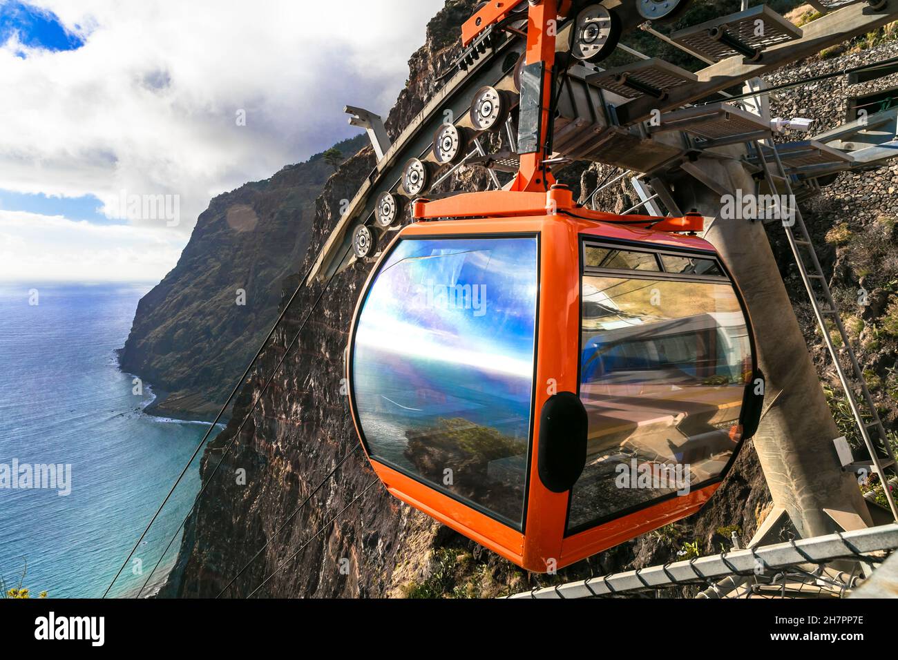 Sky Road - funivia di montagna Cabo Girao, attrazione turistica popolare e bellissimo paesaggio in isola di Madeira Foto Stock