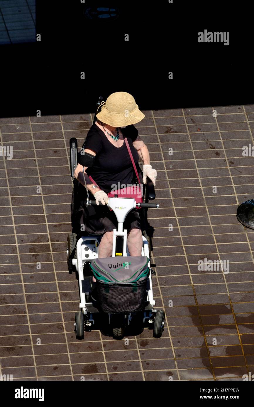 Donna anziana su scooter mobilità, Londra, Regno Unito Foto Stock