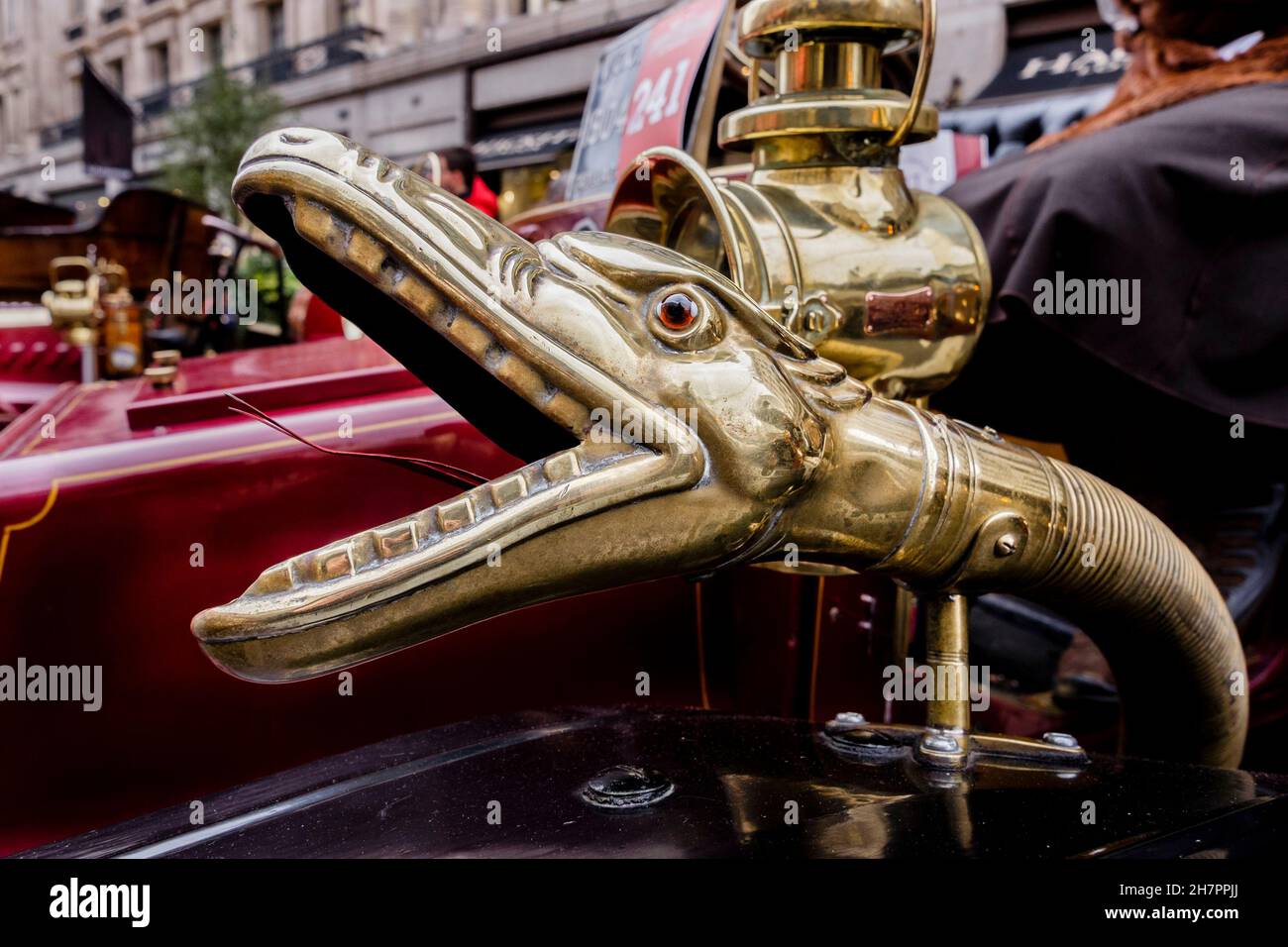 Clacson in testa a serpente in ottone su un classico veicolo a motore d'epoca. Foto Stock