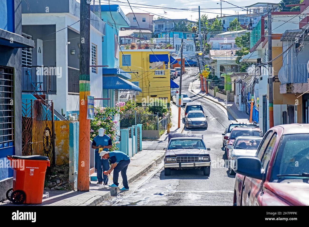 Streetscene a Rincón, popolare città balneare nella valle costiera occidentale, Porto Rico, grandi Antille, Caraibi Foto Stock