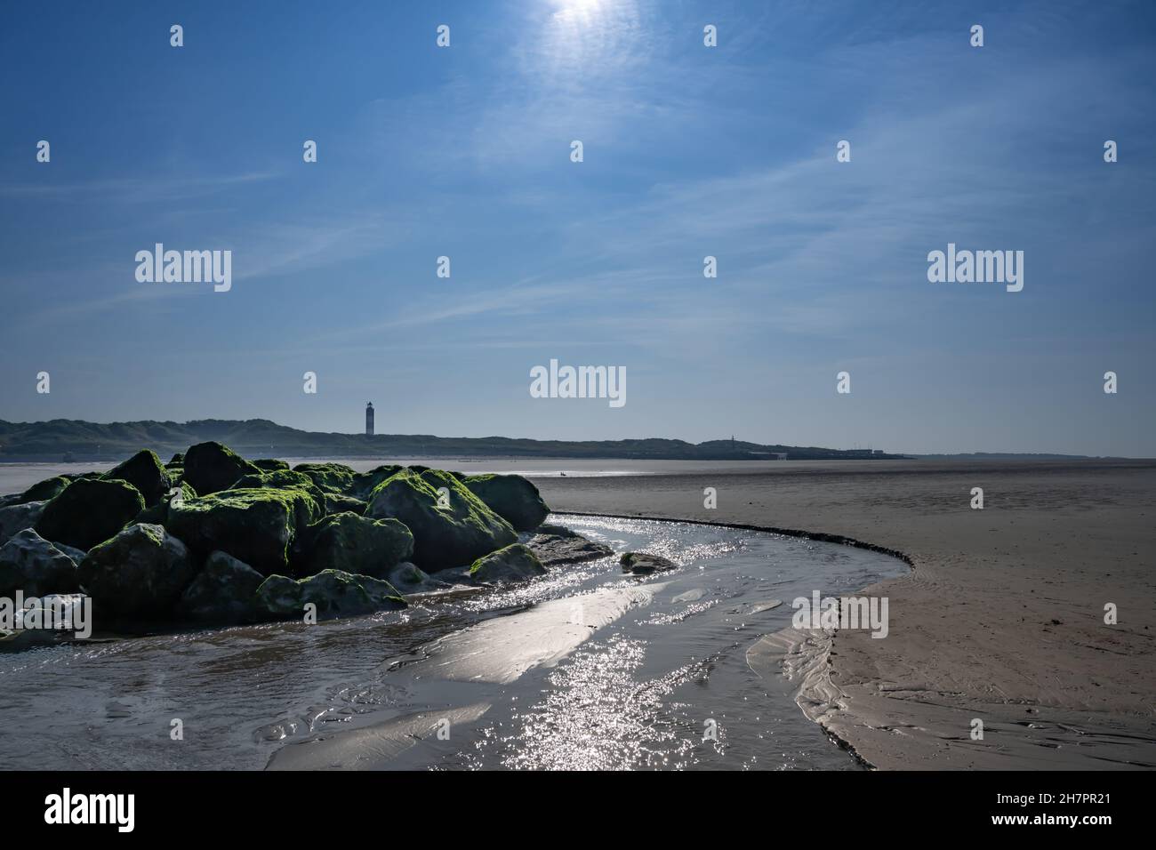 Vista panoramica della spiaggia di Berck con formazione rocciosa che si riflette nell'acqua. Foto Stock