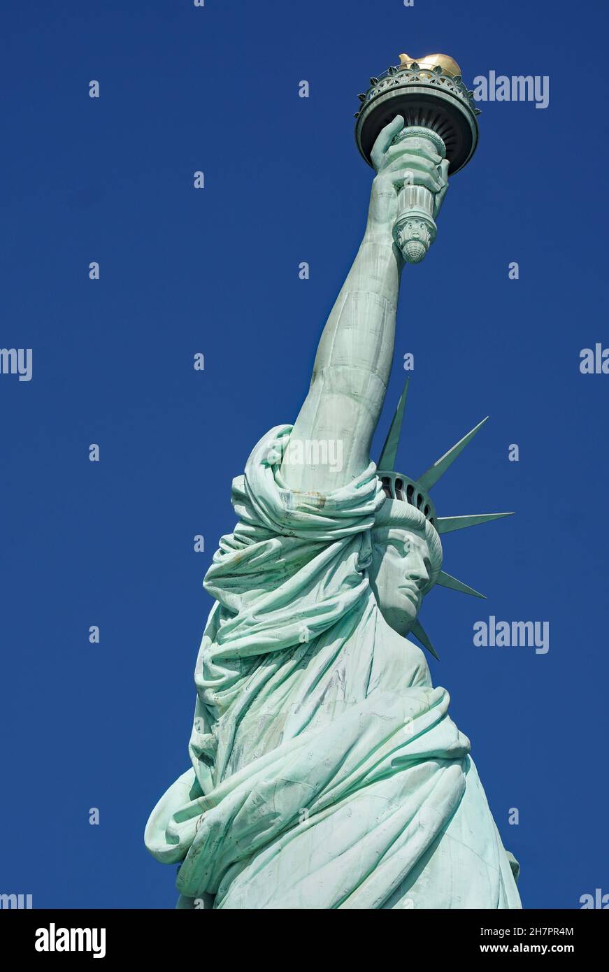 La Statua della libertà è vista da vicino da sotto Foto Stock