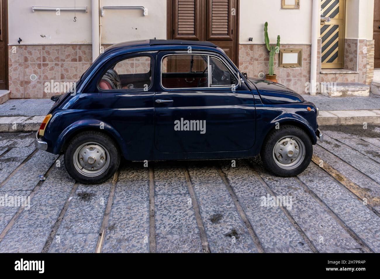 Un'auto Fiat 500 parcheggiata su una strada in Sicilia, Italia. Foto Stock