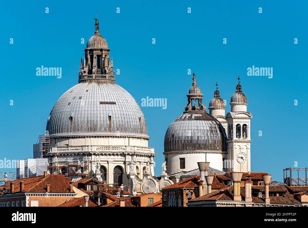 Primo piano delle cupole della Basilica di Santa Maria della Salute, Venezia, Italia Foto Stock