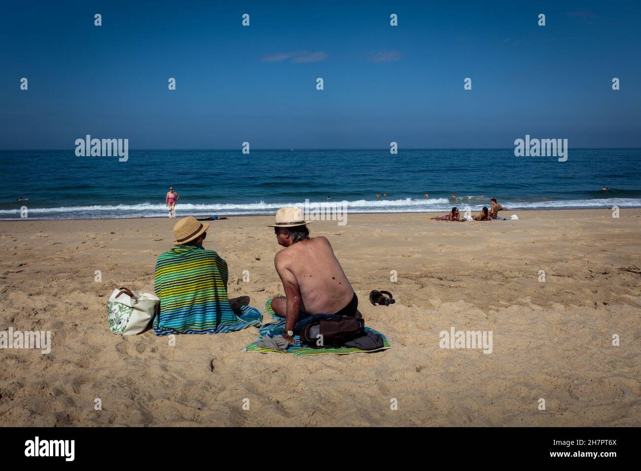 Bagni di sole nella spiaggia di Soorts-Hossegor, Landes, molto popolare tra i surfisti a causa delle grandi onde. Francia. Foto Stock