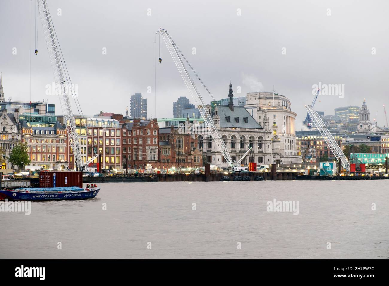 Vista di edifici e gru sul sito di costruzione Super fognature attraverso il Tamigi da Southbank nel novembre 2021 Londra Inghilterra Regno Unito KATHY DEWITT Foto Stock