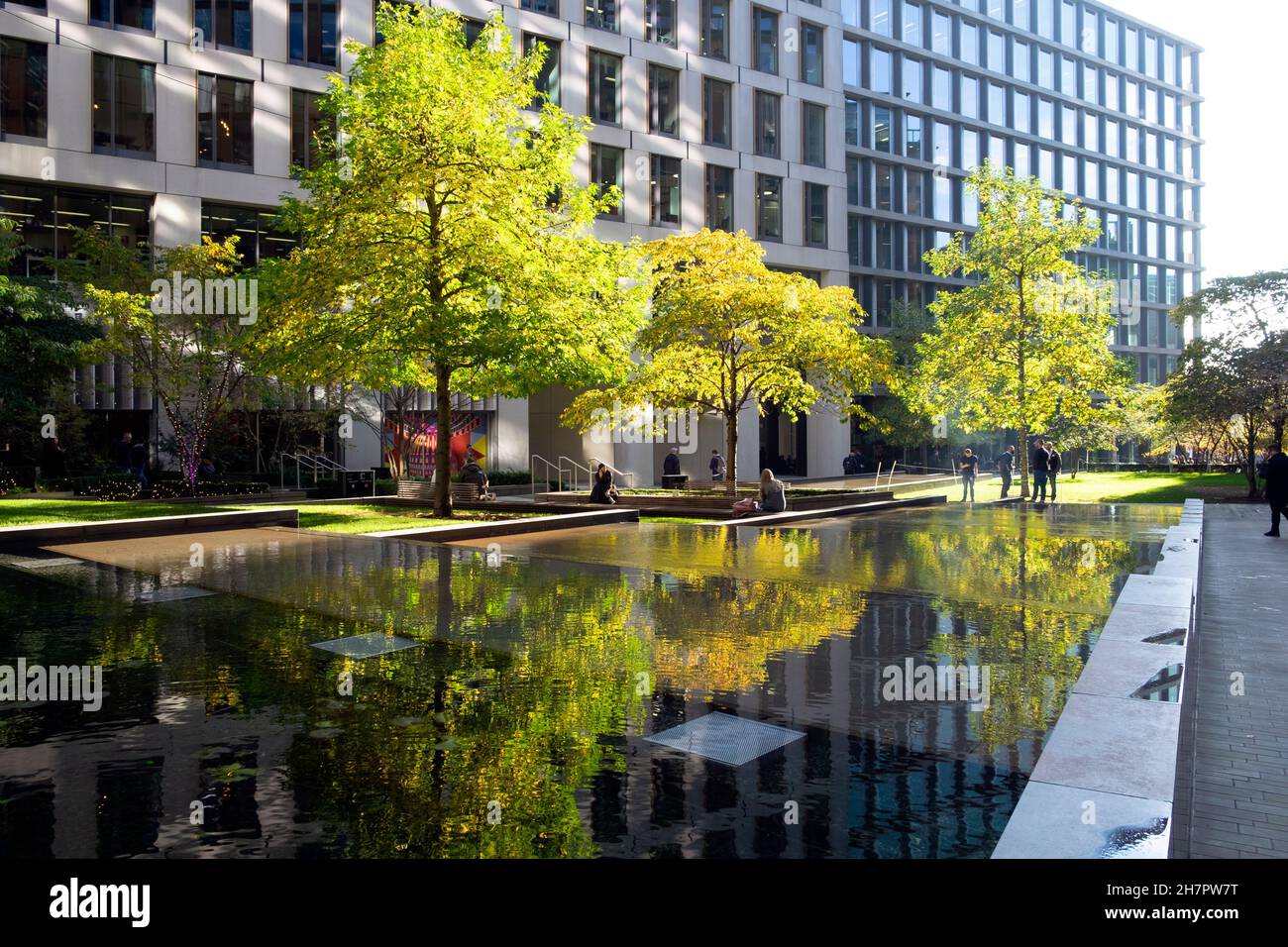 Vista di alberi acqua caratteristica in paesaggio urbano da Google Headquarters e 2 Pancras Square edificio Kings Cross Londra NW1C Inghilterra Regno Unito KATHY DEWITT Foto Stock