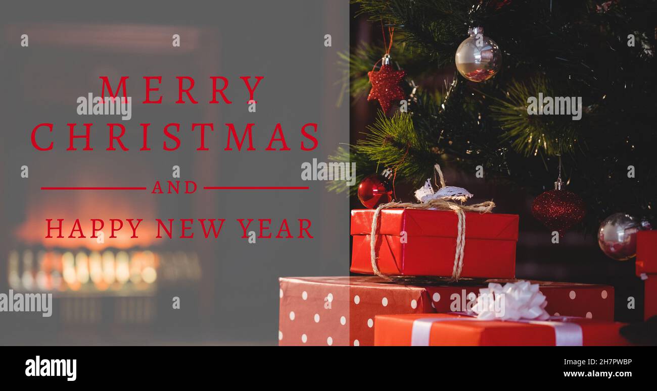 Cartolina di auguri di Natale con testo e con albero decorato da regali Foto Stock