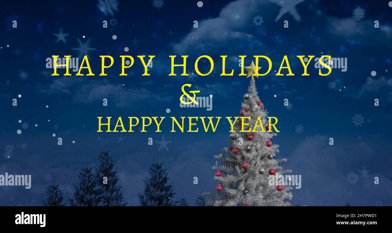 Buone vacanze e nuovo anno desidera testo su albero decorato contro il cielo con fiocchi di neve e stelle Foto Stock