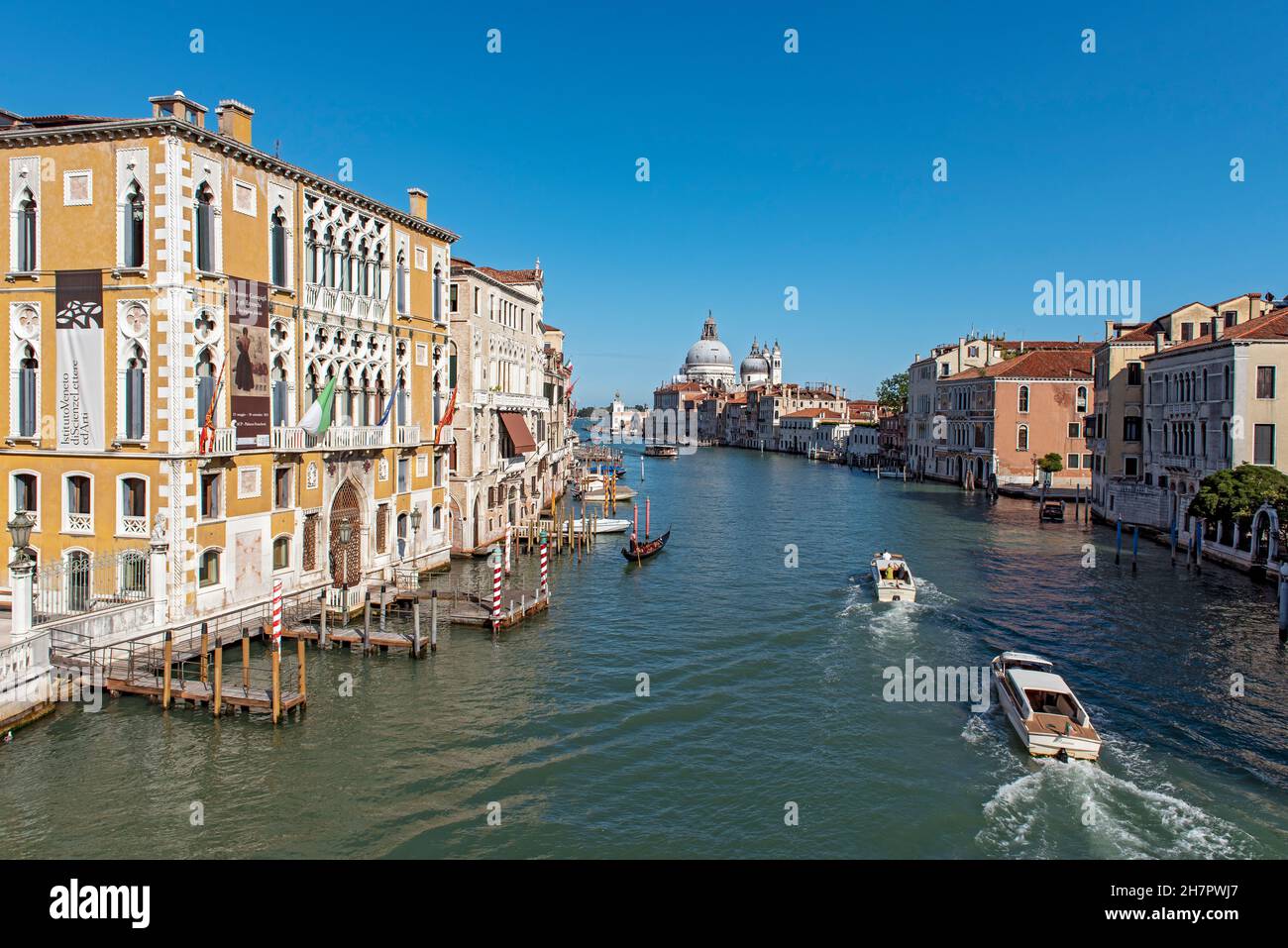 Palazzo Franchetti e Canal Grande visto dal ponte dell'Accademia, Venezia, Italia Foto Stock